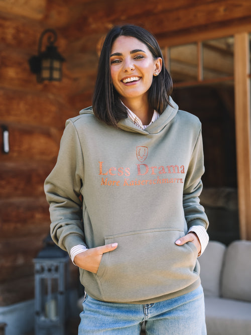 Hoodie "Less Drama More Kaiserschmarrn" - oliv