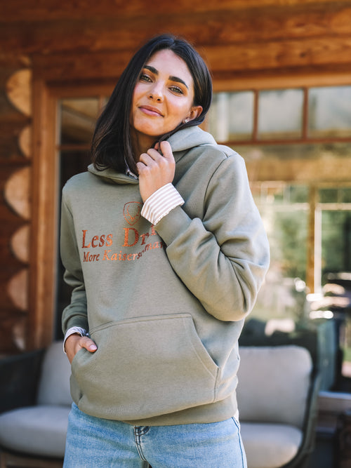Hoodie "Less Drama More Kaiserschmarrn" - oliv