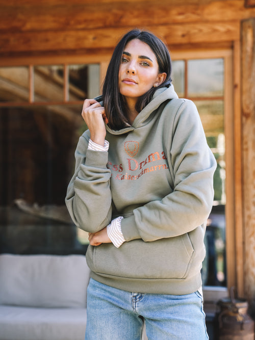Hoodie "Less Drama More Kaiserschmarrn" - oliv