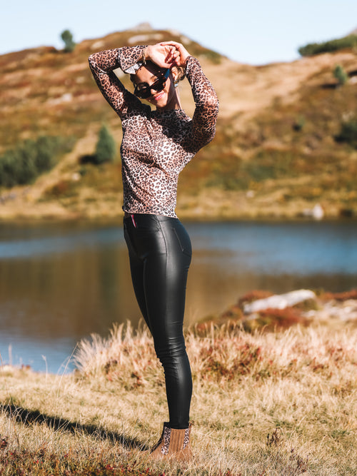 Shirt "Feline Flair"