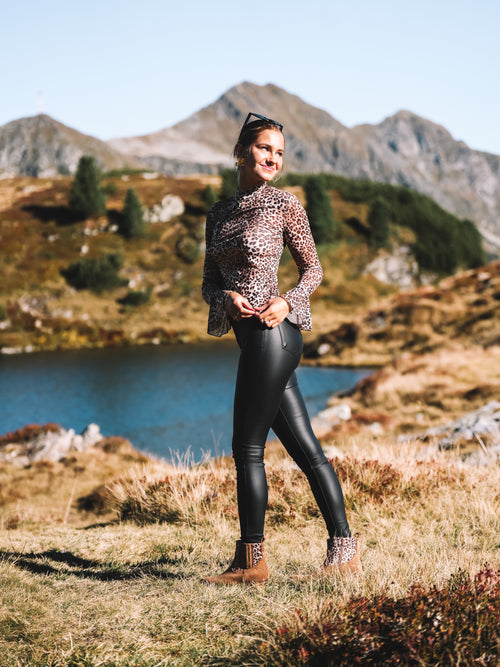 Shirt "Feline Flair"