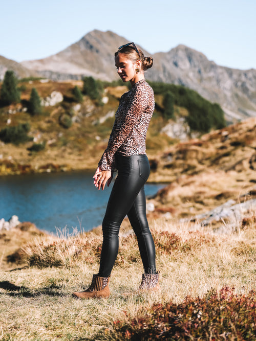 Shirt "Feline Flair"