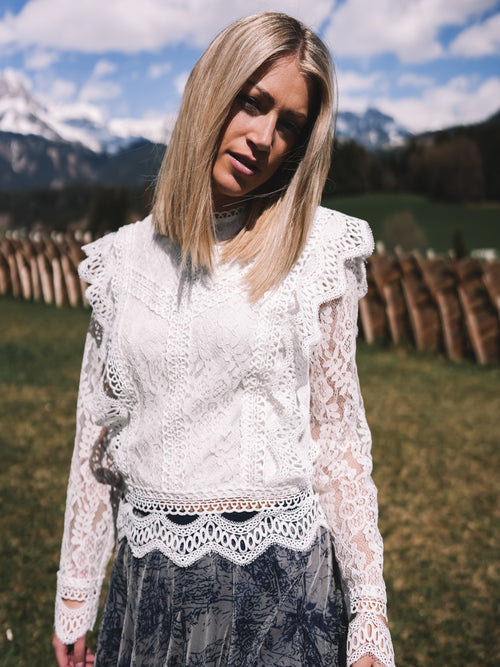 Spitzenbluse „White Rebellion“