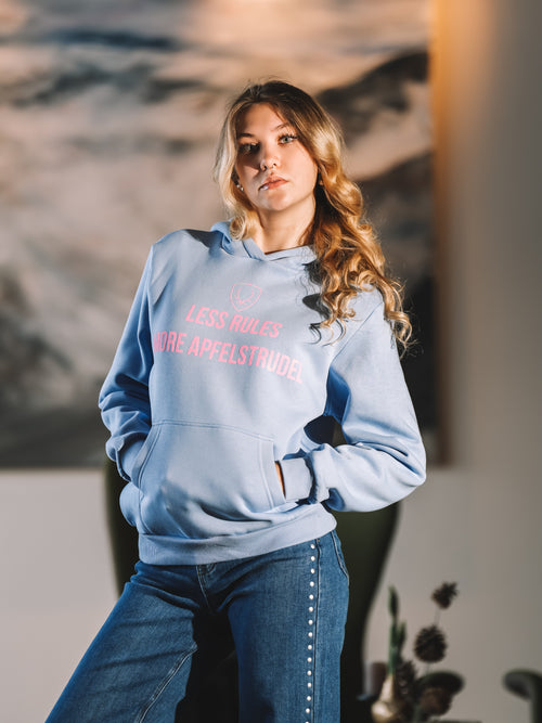 Statement Pullover „Less Rules More Apfelstrudel“