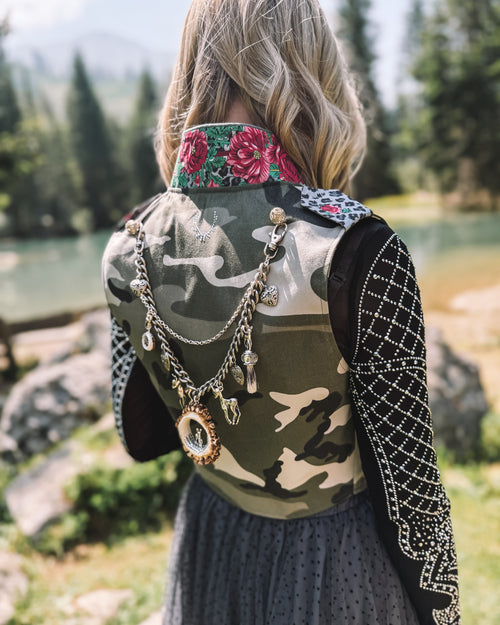 Gilet „Camo Queen“ mit Charivari
