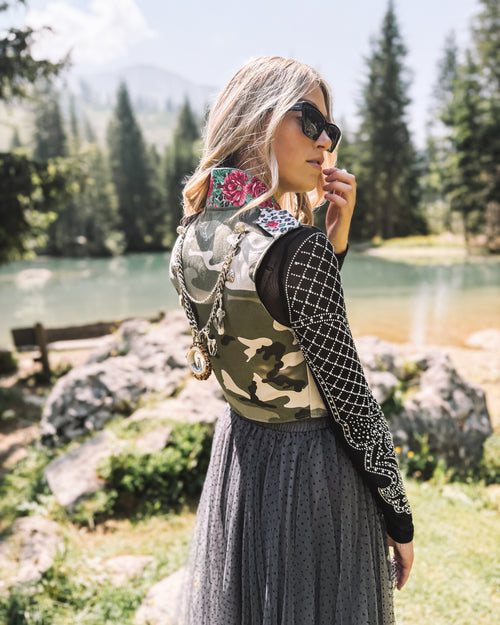 Gilet „Camo Queen“ mit Charivari