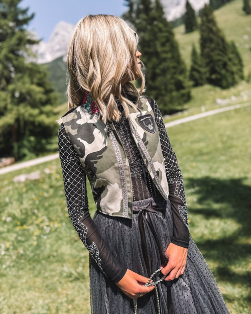 Gilet „Camo Queen“ mit Charivari
