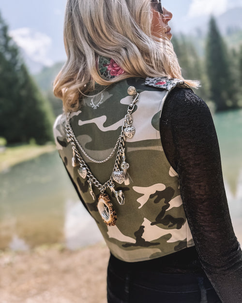 Gilet „Camo Queen“ mit Charivari