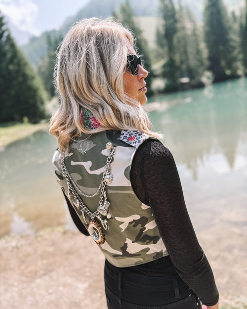 Gilet „Camo Queen“ mit Charivari