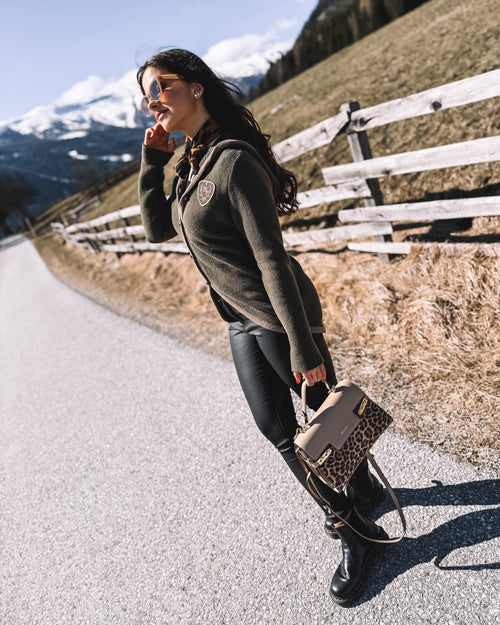 Strickjacke „Jägerin“