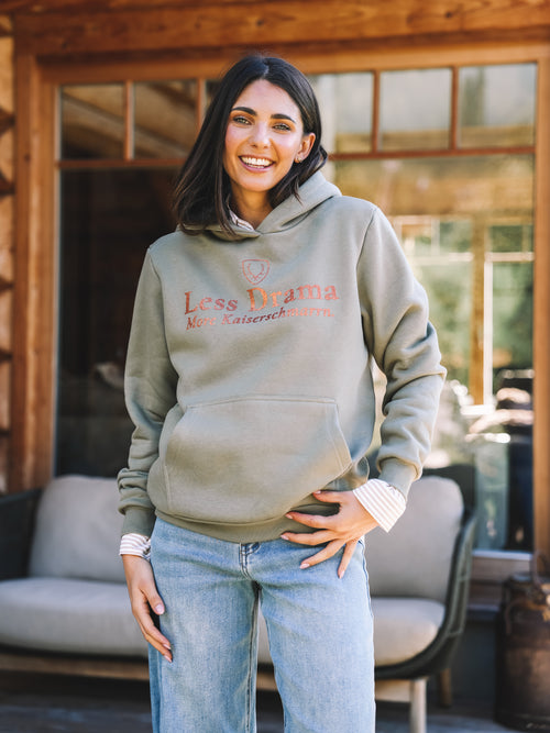 Hoodie "Less Drama More Kaiserschmarrn" - oliv