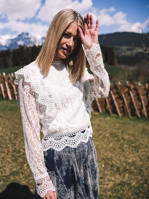 Spitzenbluse „White Rebellion“