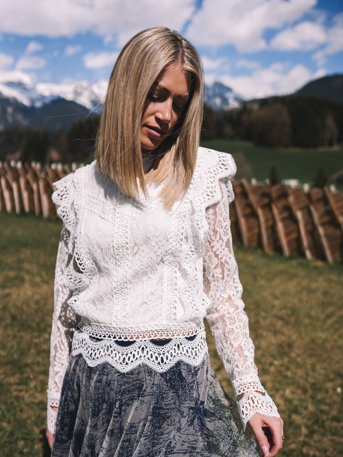 Spitzenbluse „White Rebellion“