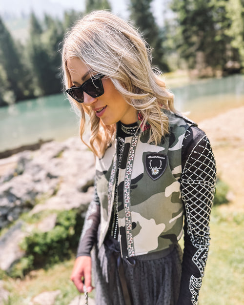 Gilet „Camo Queen“ mit Charivari